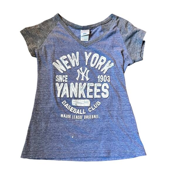 MLB Campus Lifestyle New York Yankees Women's MD Graphic V-neck T-shirt - Picture 1 of 3